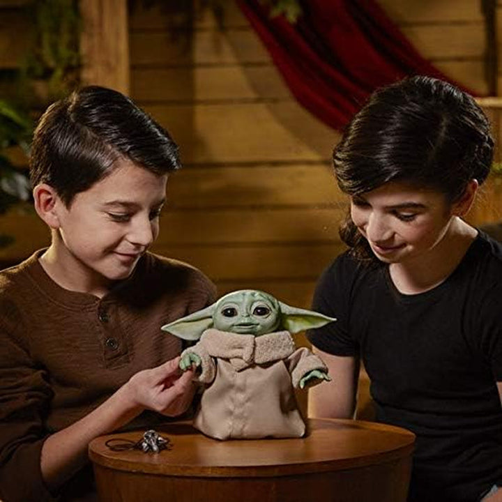 Star Wars Hasbro Gaming the Child Electronic Edition cu peste 25 de combinații de sunet și mișcare, jucăria Mandalorian