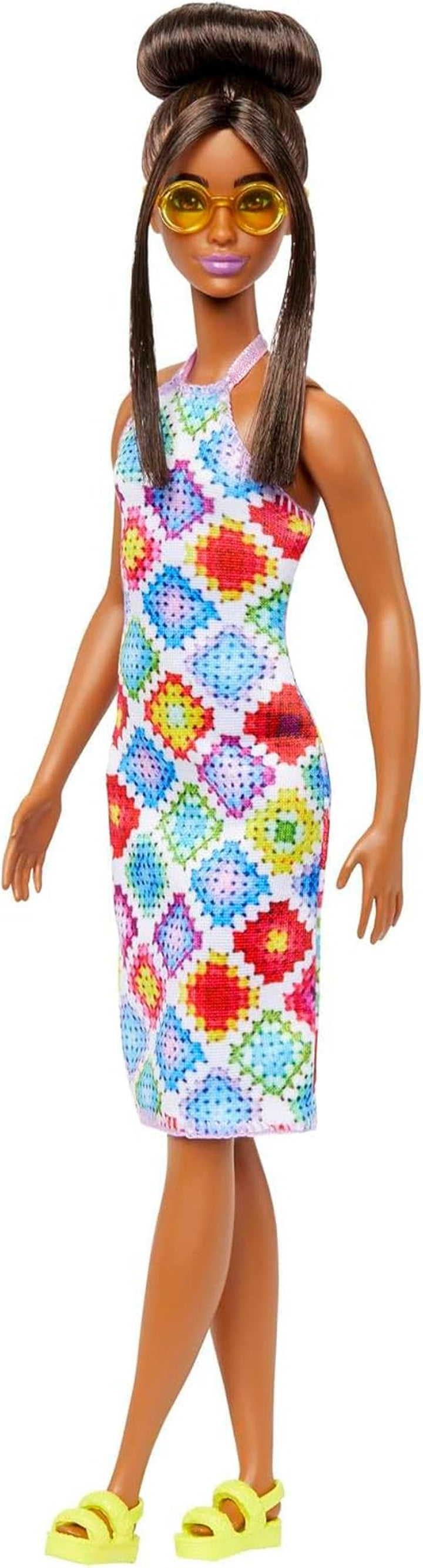 Barbie Fashionistas - Păpușa nr. 210 cu coc glamorous și rochie midi croșetată, ochelari de soare aurii și sandale galbene, pentru copii de la 3 ani în sus, HJT07