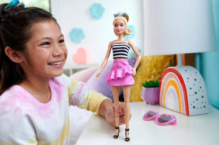 Păpușa Barbie Fashionistas nr. 213, blondă cu top în dungi, fustă roz și ochelari de soare, păpușă de modă de colecționat cu ocazia celei de-a 65-a aniversări, HRH11