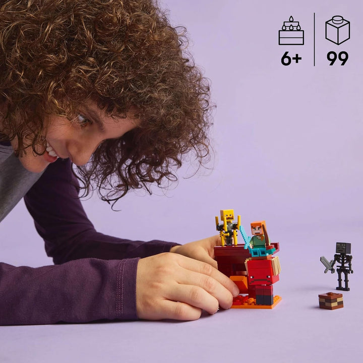 LEGO Minecraft Duelul de lavă din adâncuri, jucărie pentru fanii jocului video, fortăreață cu minifigurine, inclusiv Alex, scheletul Wither, Lohe și Strider, cadou pentru fete și băieți de la 6 ani 21266
