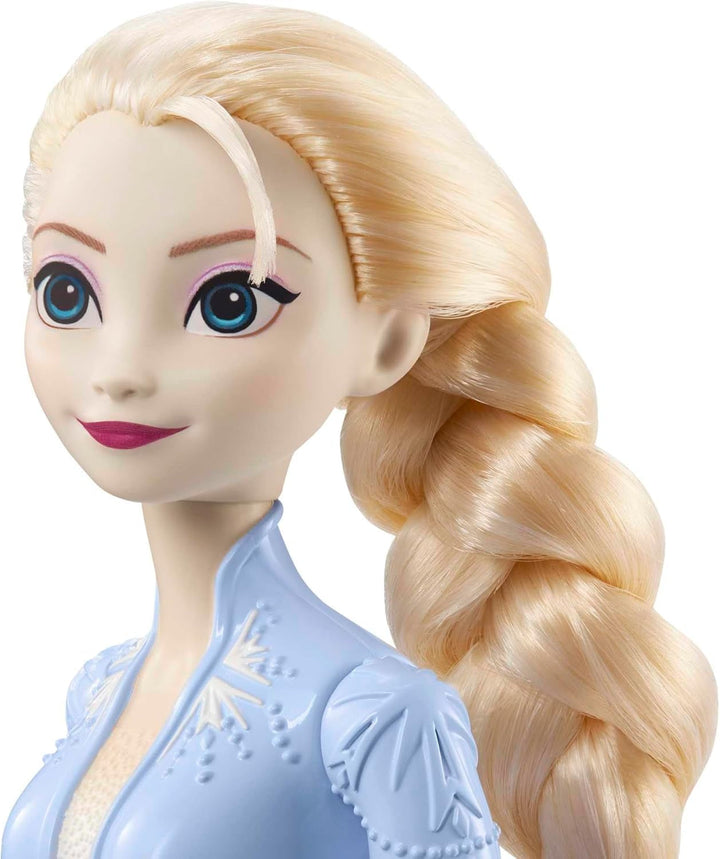 Mattel Disney Prințesa Elsa păpușă, Regina de gheață păpușă în costum de călătorie, păr blond pieptănat, mobil, fustă extensibilă și cizme, cadouri Disney, jucării de la 3 ani, HLW48