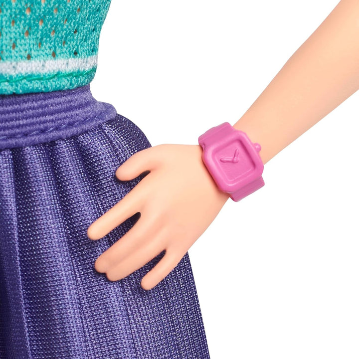 Păpușă Barbie Fashionistas nr. 232 cu păr roșcat, bluză sport din jersey cu imprimeu B, fustă plisată mov, ceas de mână și adidași, HYT90