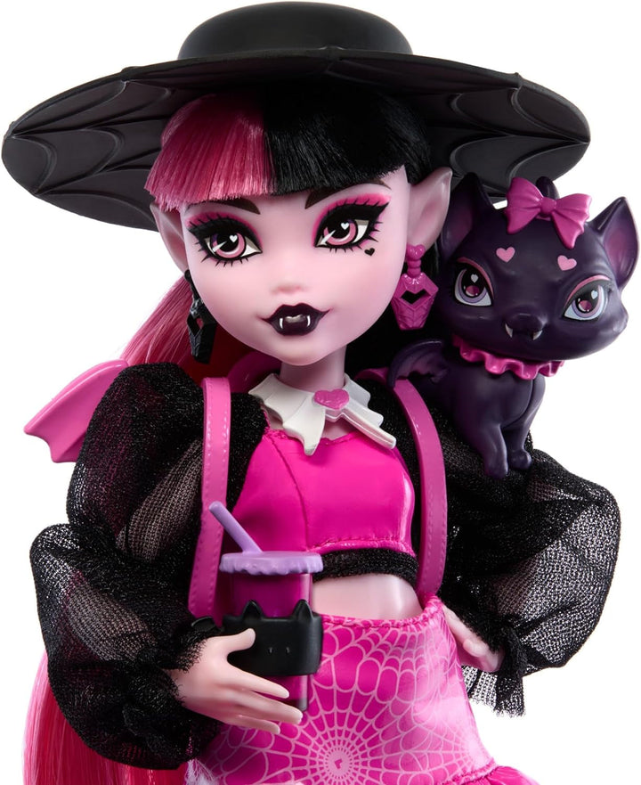 Păpușă Monster High Draculaura cu animalul ei de companie, pisica liliac Count Fabulous, și accesorii precum rucsac, carte de vrăji, cutie Bento și multe altele, HRP64