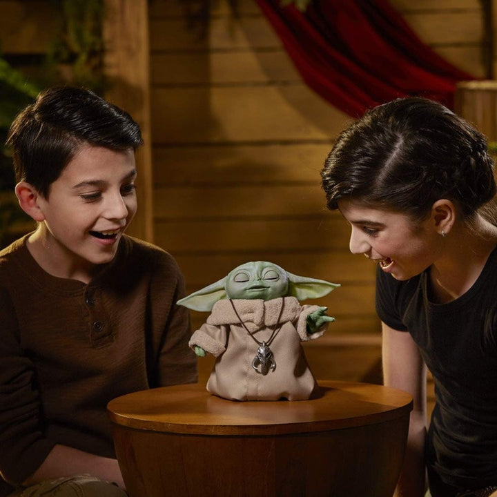 Star Wars Hasbro Gaming the Child Electronic Edition cu peste 25 de combinații de sunet și mișcare, jucăria Mandalorian