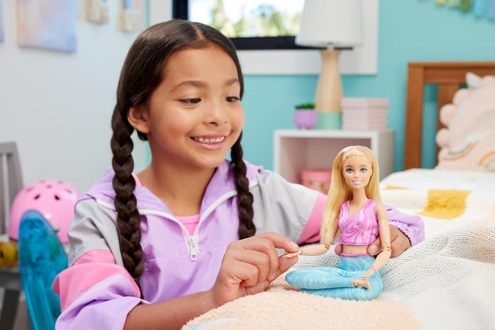 Păpușă Barbie Made-To-Move Fashion cu păr blond, top sport roz detașabil și pantaloni yoga albaștri, 22 de articulații mobile", HRH27, [Multicolor]