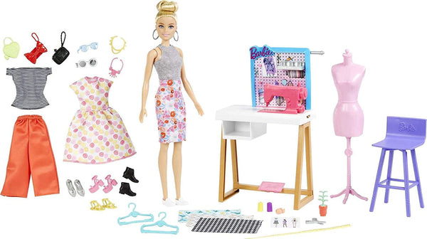 Barbie HDY90 - păpușă designer de modă (30,40 cm) și studio, 25+ accesorii de design și modă, birou de design, scaun, mașină de cusut, model de țesătură, manechin și multe altele, jucării de la 3 ani