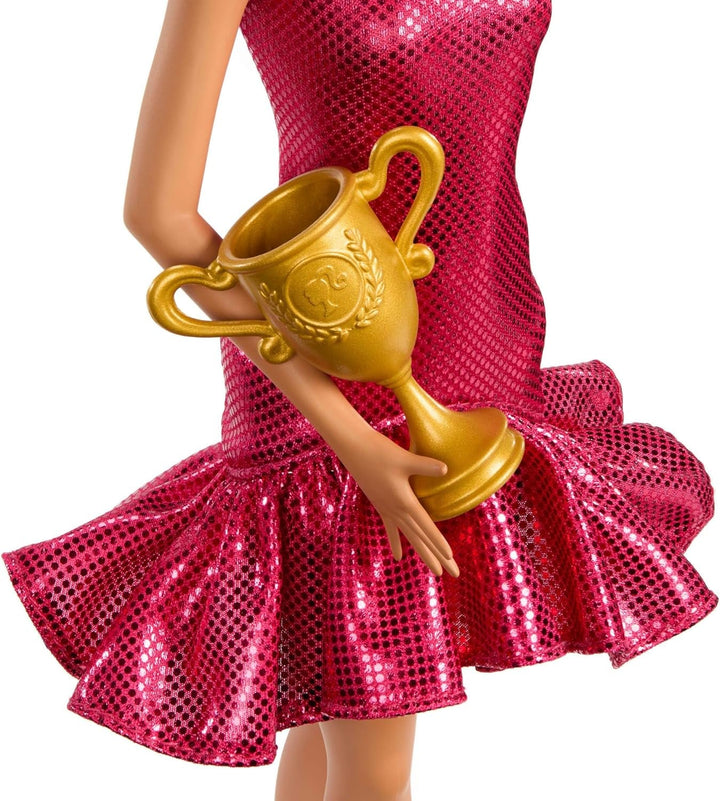 Papusa Barbie dansatoare de moda cu rochie rosie cu volane, pantofi de dans, par castaniu si accesorii trofeu de dans, JFR09