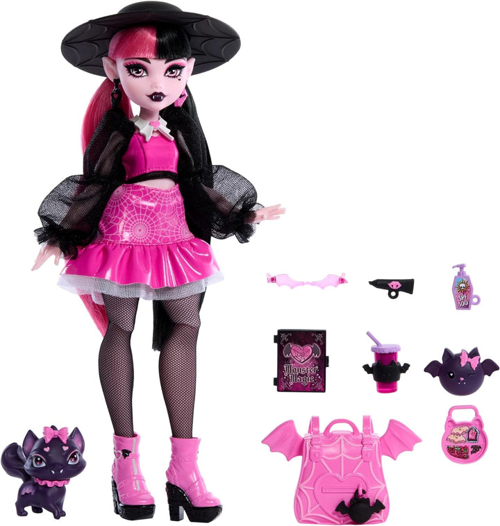 Păpușă Monster High Draculaura cu animalul ei de companie, pisica liliac Count Fabulous, și accesorii precum rucsac, carte de vrăji, cutie Bento și multe altele, HRP64