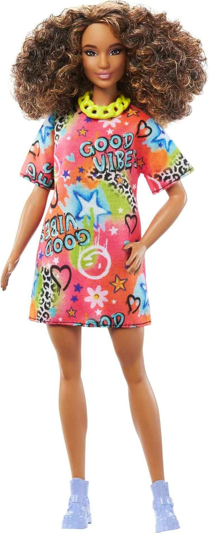 Barbie Fashionistas - Păpușa nr. 210 cu coc glamorous și rochie midi croșetată, ochelari de soare aurii și sandale galbene, pentru copii de la 3 ani în sus, HJT07