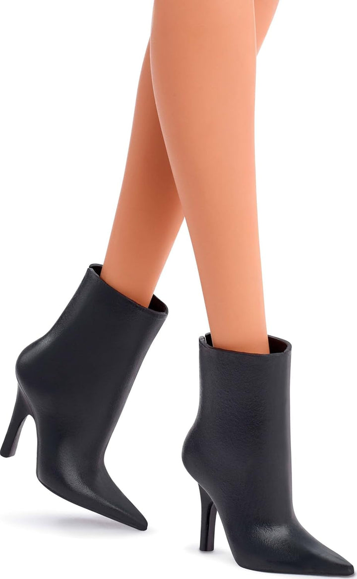 Barbie Basics Model 1, păpușă de colecție cu păr brunet, rochie mini neagră și pantofi, modă universală, corp mobil și cap interschimbabil, JBH72