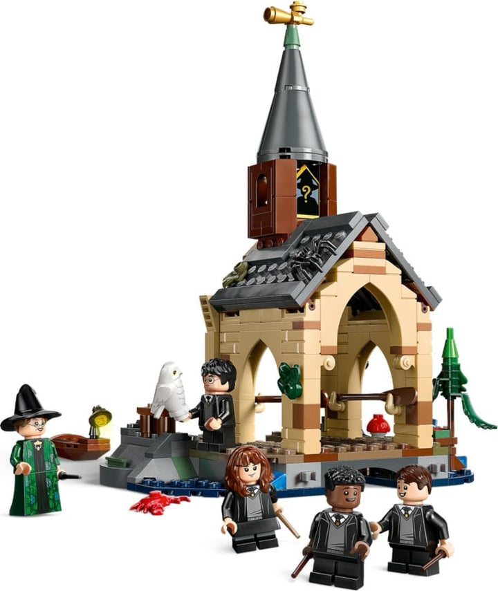 LEGO Harry Potter Hogwarts Castle Boathouse Model de jucărie pentru copii, include 2 bărci construibile și 5 mini figurine, cadou pentru fete, băieți și toți fanii de la 8 ani 76426