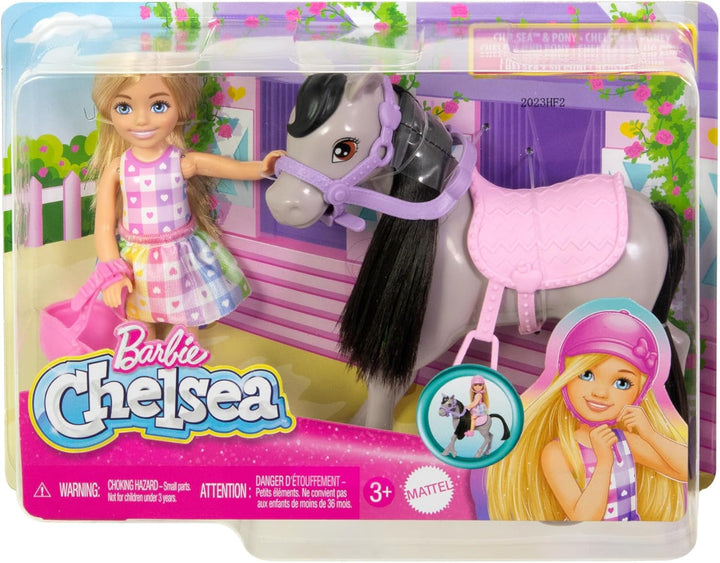 Barbie Chelsea And Pony Păpușă și ponei - încalecă în timpul jocului pentru a sta în siguranță pe cal, șa roz și tije, include cască și rochie drăguță în carouri, pentru copii de la 3 ani, HTK29