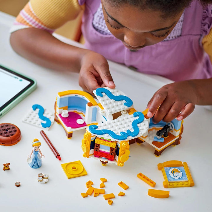 LEGO Ç€ Rochia prințesei Disney Cenușăreasa, jucărie pentru băieți și fete de la 9 ani - include un cuier pentru rochii, o mini păpușă Cenușăreasa și o figurină de șoarece - Playset creativ 43266