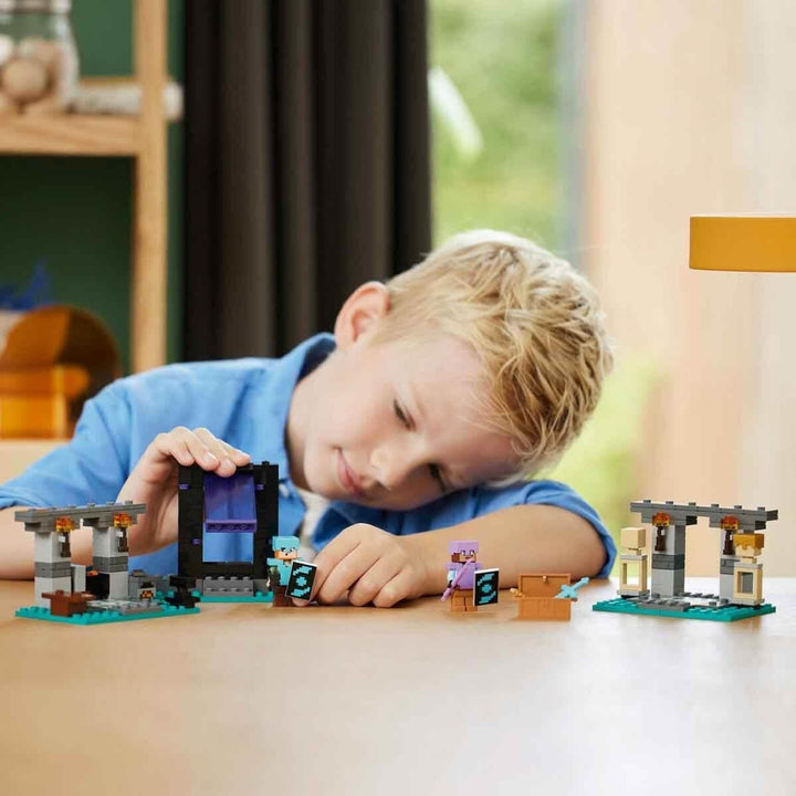 LEGO Minecraft The Armoury, set de jocuri cu figuri de eroi, arme de jucărie și figura Alex, jucărie de acțiune pentru băieți și fete, cadou pentru gameri și copii de la 7 ani 21252