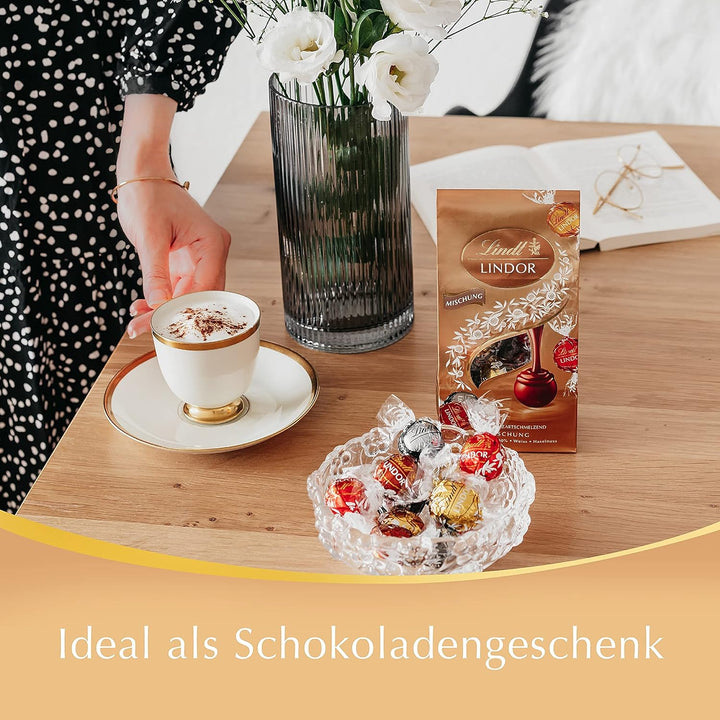 Lindt Schokolade LINDOR Mischung | 137 G Beutel | Ca. 10 Kugeln Mit Zartschmelzender Füllung in Den Sorten Milch, Dunkel 60%, Weiß, Haselnuss | Pralinen-Geschenk| Geschenk