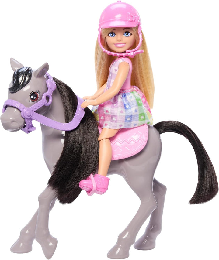 Barbie Chelsea And Pony Păpușă și ponei - încalecă în timpul jocului pentru a sta în siguranță pe cal, șa roz și tije, include cască și rochie drăguță în carouri, pentru copii de la 3 ani, HTK29