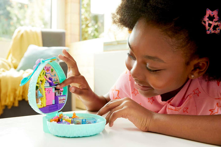 Polly Pocket GTN15 - Cutie de cafea cu arici în design de cafenea și animal de companie, păpușă și prieten mic Polly, 2 figuri de animale, efecte surpriză, cadou de jucărie minunat pentru copii cu vârsta peste 4 ani