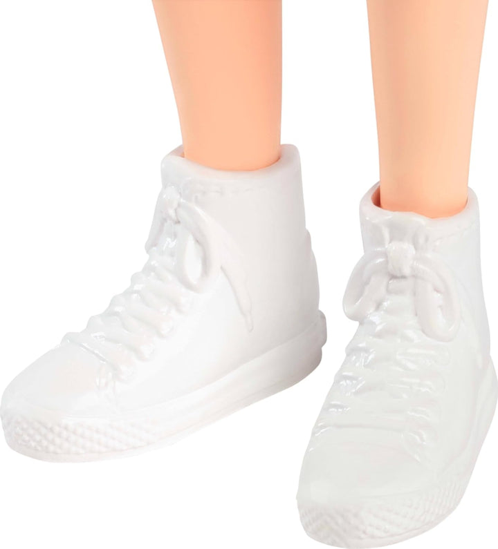 Păpușă Barbie Fashionistas nr. 232 cu păr roșcat, bluză sport din jersey cu imprimeu B, fustă plisată mov, ceas de mână și adidași, HYT90