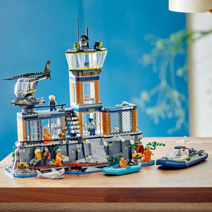 Stație de poliție LEGO City pe insula închisorii, jucărie de poliție cu elicopter, barcă și rechin, set cu 7 minifigurine și câine, cadou aniversar pentru băieți și fete de la 7 ani 60419