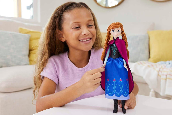 Mattel Disney Princess Anna doll, The Ice Queen doll, Păr pieptănat, Mobil, În costum de călătorie, Capa detașabilă, Cadouri Disney, Jucărie de la 3 ani, HLW49