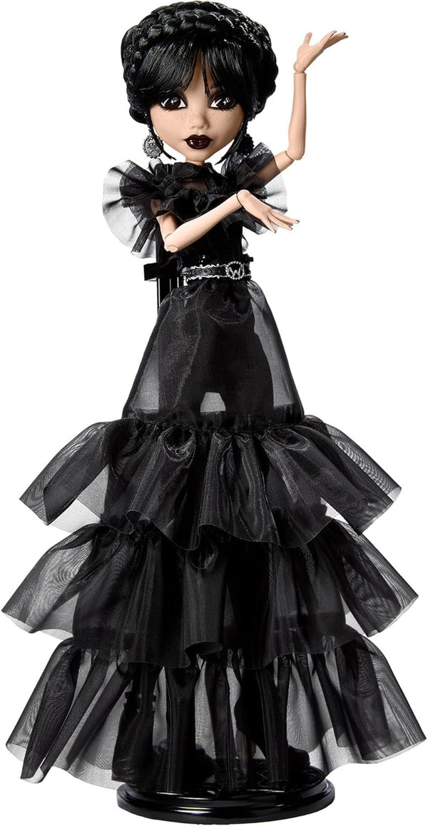 Păpușă Monster High Wednesday, figurină de colecție Rave'N Wednesday în rochie gotică neagră, inspirată de scena de dans, accesorii premium și suport pentru păpușă, HXJ03