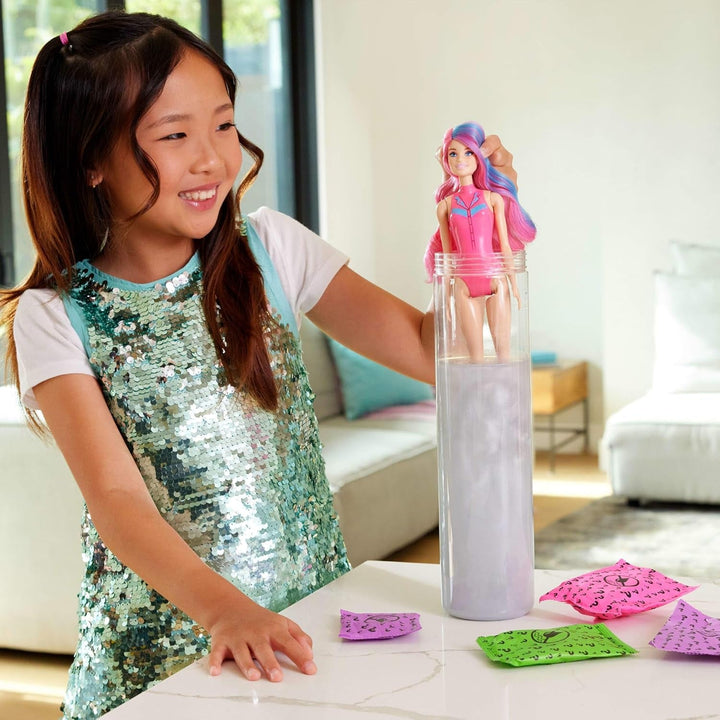 Barbie Color Reveal Fashion Doll și accesorii cu 6 surprize, seria Disco Star cu strălucire metalică și top cu schimbare de culoare (stilurile pot varia), JCP01