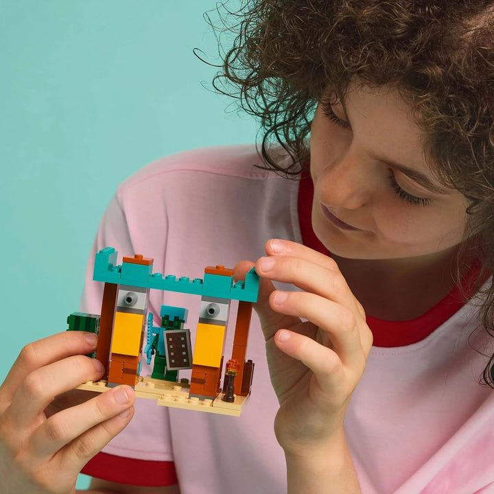 LEGO Minecraft The Illager Desert Patrol, set joc video pentru copii, mini-jucărie cu avanpost și trei minifigurine, inclusiv Plunderer, Servant și Cactus Knight 21267