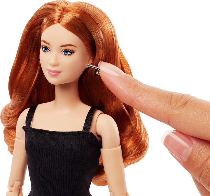 Mattel Barbie Basics Model 4, păpușă de colecție cu bucle roșii, rochie mini neagră și cizme, modă universală, corp mic mobil și cap interschimbabil, JBH74