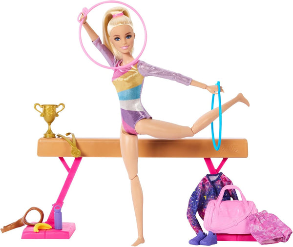 Barbie Gym Fun Playset cu bară de echilibru și peste 10 piese tematice potrivite pentru povești victorioase, HRG52