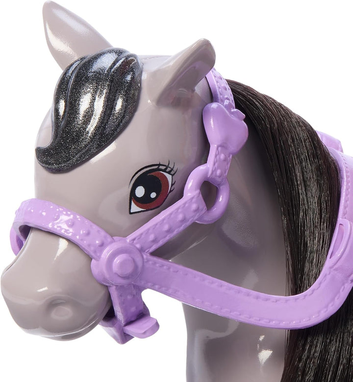 Barbie Chelsea And Pony Păpușă și ponei - încalecă în timpul jocului pentru a sta în siguranță pe cal, șa roz și tije, include cască și rochie drăguță în carouri, pentru copii de la 3 ani, HTK29