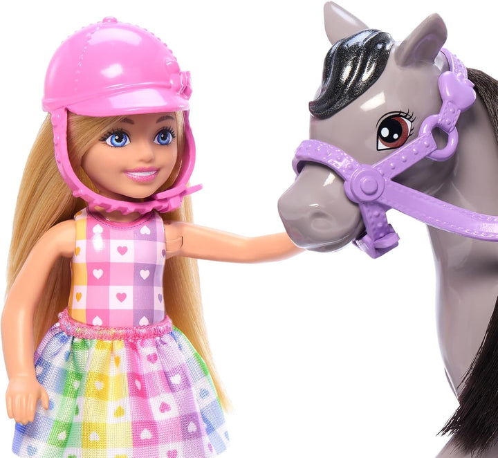 Barbie Chelsea And Pony Păpușă și ponei - încalecă în timpul jocului pentru a sta în siguranță pe cal, șa roz și tije, include cască și rochie drăguță în carouri, pentru copii de la 3 ani, HTK29