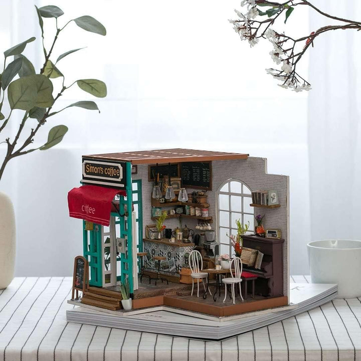 Robotime DG109 Rolife Simon's Cafe Casă de păpuși în miniatură din placaj și plastic, dimensiuni: 23 X 19 X 19 cm, 203 piese