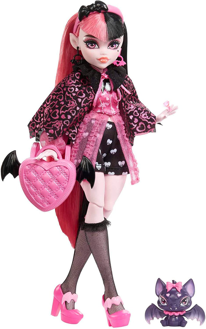 Păpușă Monster High Draculaura cu animalul ei de companie, pisica liliac Count Fabulous, și accesorii precum rucsac, carte de vrăji, cutie Bento și multe altele, HRP64