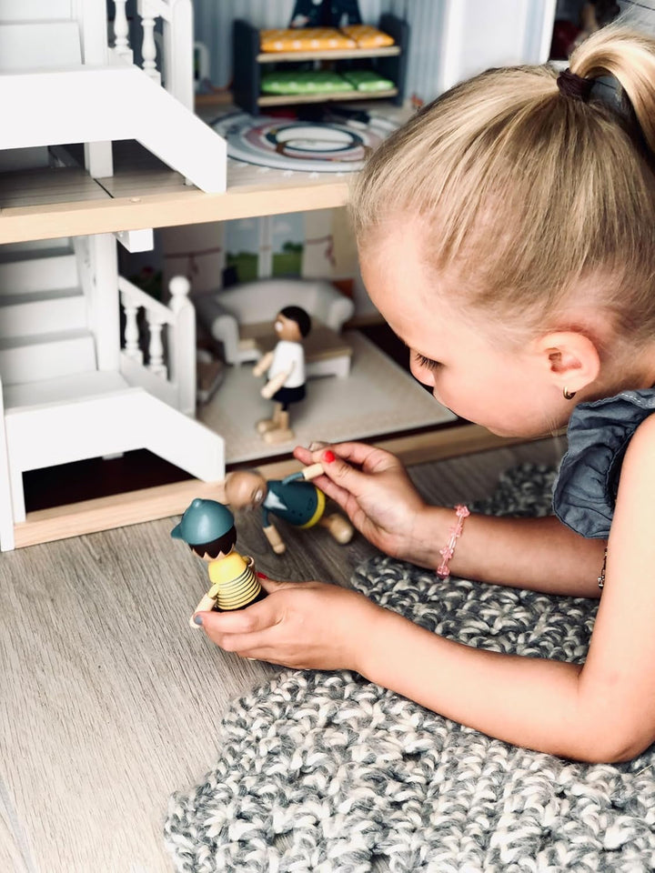 Casă de păpuși Small Foot Vilă de oraș din lemn, cu 3 etaje, față deschisă și 12 mobilier, pentru copii de la 3 ani, 11802, alb gri