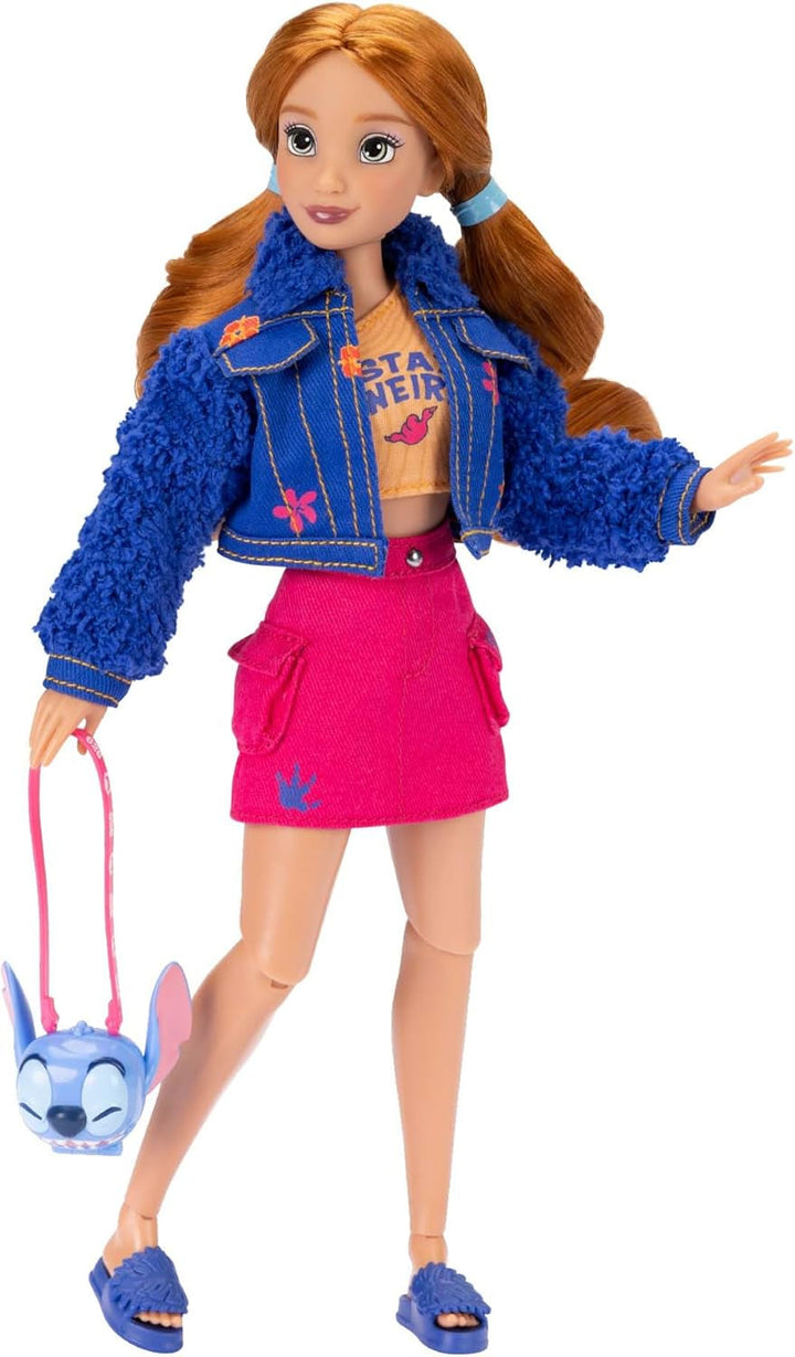 Disney ILY 4EVER Fashion Dolls Stitch cu păr roșcat 11.5" înălțime cu 13 puncte de articulare, două ținute complete Mix-And-Match și inel Mickey strălucitor pentru tine!