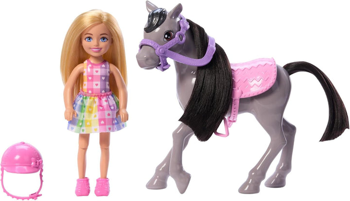 Barbie Chelsea And Pony Păpușă și ponei - încalecă în timpul jocului pentru a sta în siguranță pe cal, șa roz și tije, include cască și rochie drăguță în carouri, pentru copii de la 3 ani, HTK29