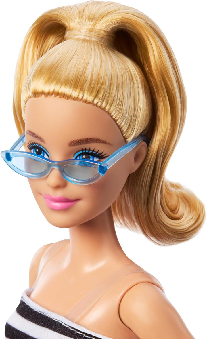 Păpușa Barbie Fashionistas nr. 213, blondă cu top în dungi, fustă roz și ochelari de soare, păpușă de modă de colecționat cu ocazia celei de-a 65-a aniversări, HRH11