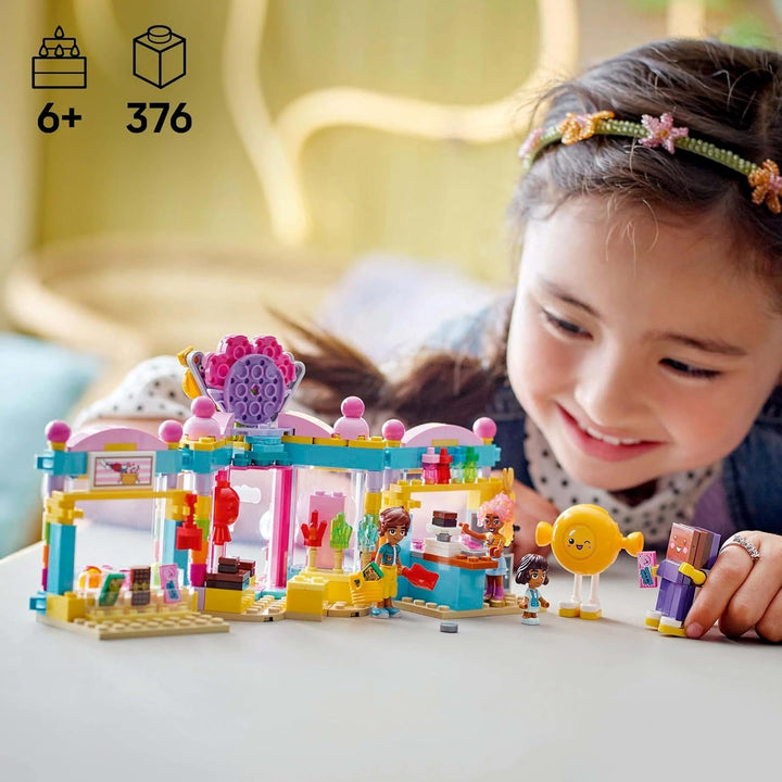 LEGO Friends Heartlake City Shop, set de joacă pentru fete cu vârsta peste 6 ani, joc de rol cu 2 mini-doll-uri, jucărie cu micro-doll și pisică 42649