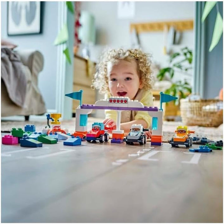 LEGO DUPLO Town F1 Team Race Cars With Racers, jucărie de construit pentru întreaga familie, experiență de joacă imaginativă, cadou de ziua de naștere pentru copii mici, băieți și fete de la 2 ani 10445