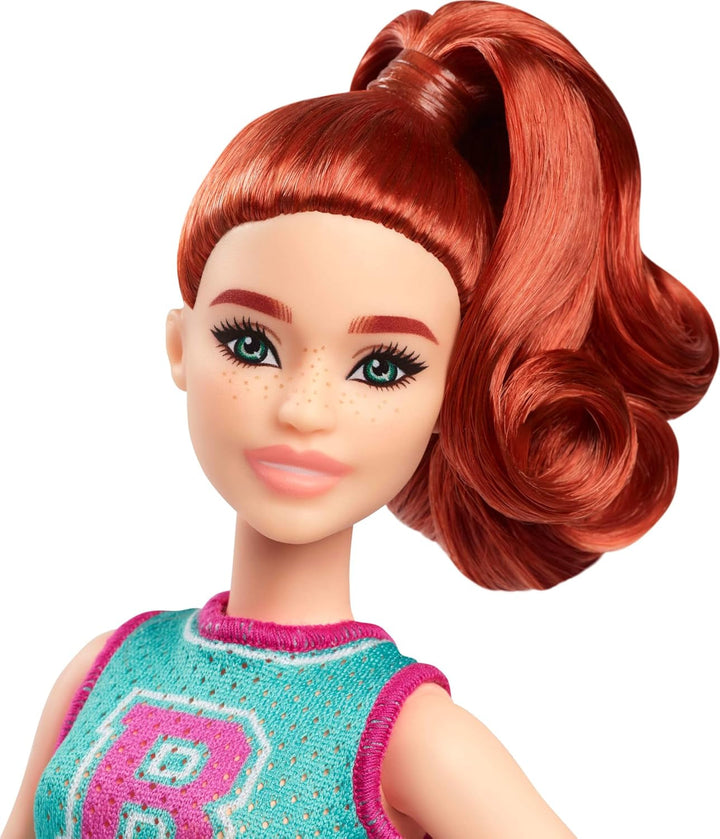 Păpușă Barbie Fashionistas nr. 232 cu păr roșcat, bluză sport din jersey cu imprimeu B, fustă plisată mov, ceas de mână și adidași, HYT90