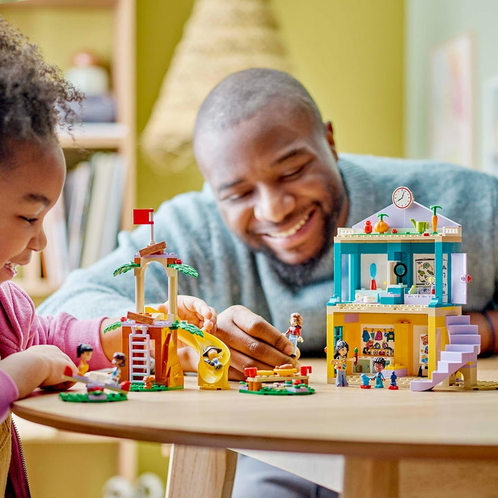 LEGO Friends Heartlake City Kindergarten, set de joacă pentru fete și băieți de la 4 ani, joc de rol creativ cu 2 figurine și 4 micro figurine, jucărie pentru dezvoltare socială 42636