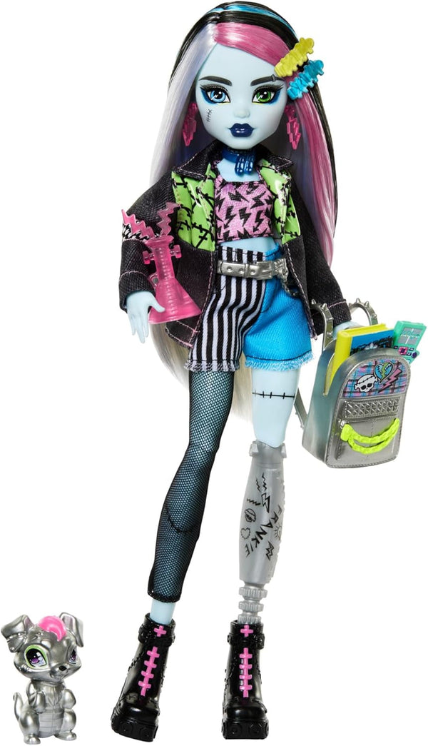 Păpușă Monster High Frankie Stone cu jachetă din denim și pantaloni scurți, include câinele Watzie și accesorii precum un rucsac, o gustare și un notebook, HXH73
