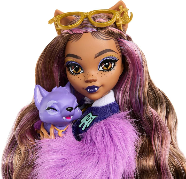 Păpușă Monster High Clawdeen Wolf cu câine Crescent și accesorii precum rucsac, calendar, gustări și multe altele, HRP65