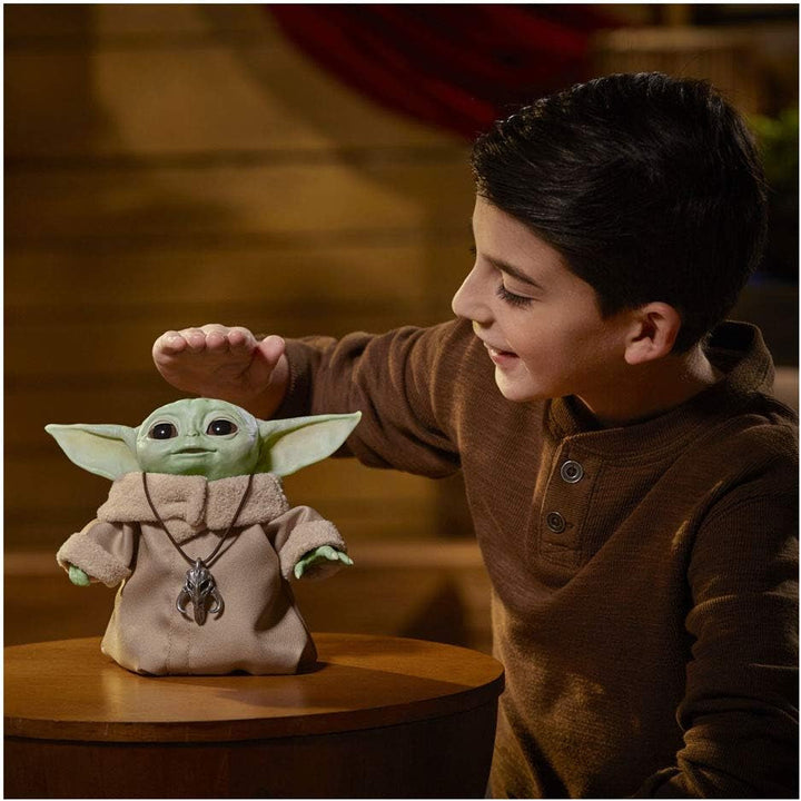 Star Wars Hasbro Gaming the Child Electronic Edition cu peste 25 de combinații de sunet și mișcare, jucăria Mandalorian