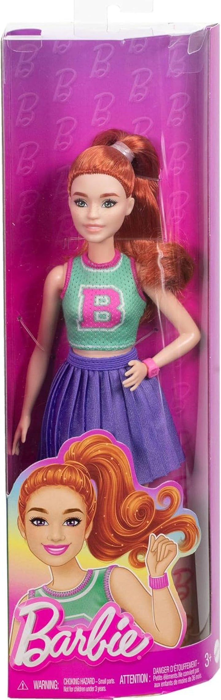 Păpușă Barbie Fashionistas nr. 232 cu păr roșcat, bluză sport din jersey cu imprimeu B, fustă plisată mov, ceas de mână și adidași, HYT90