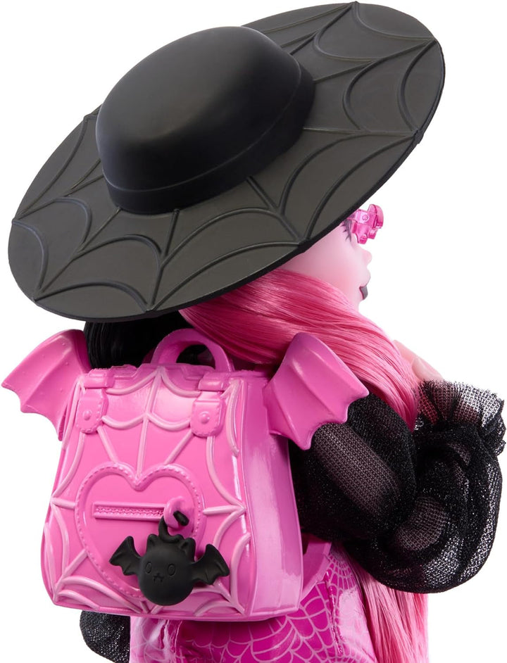 Păpușă Monster High Draculaura cu animalul ei de companie, pisica liliac Count Fabulous, și accesorii precum rucsac, carte de vrăji, cutie Bento și multe altele, HRP64