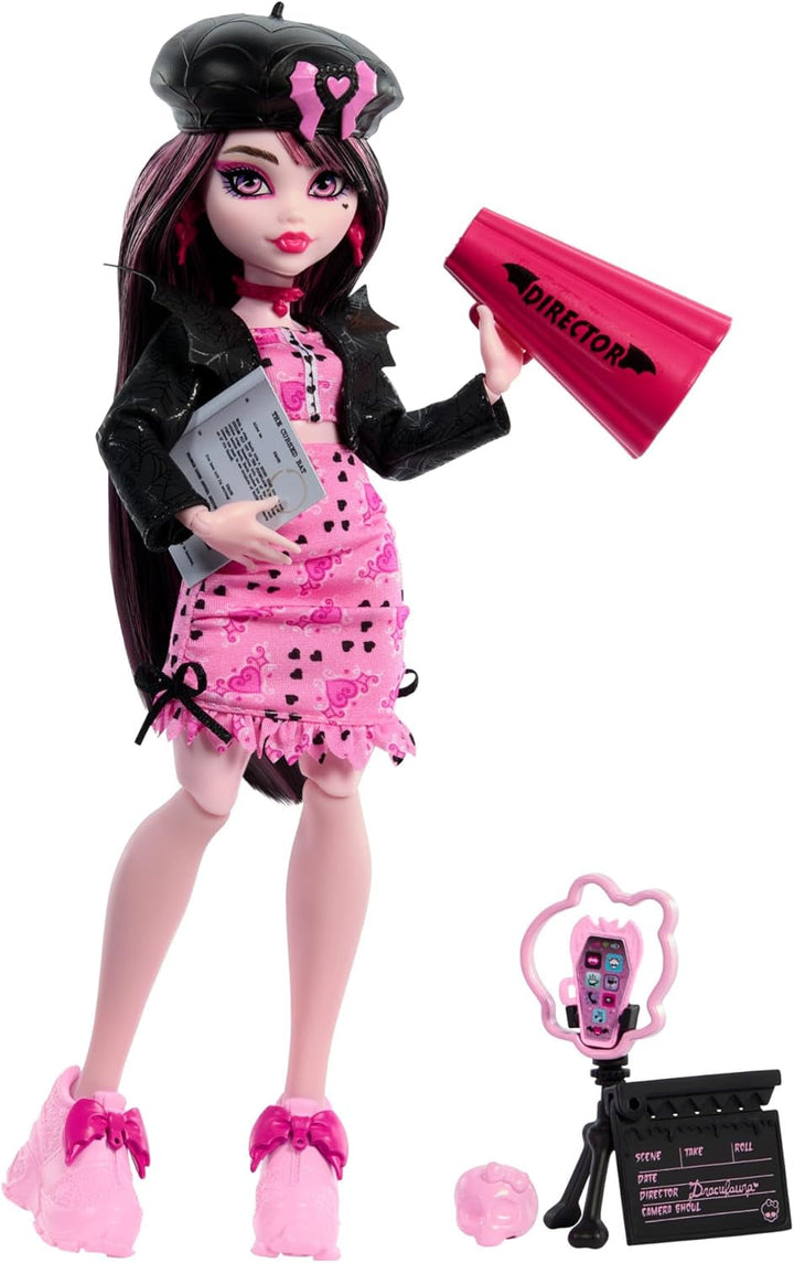 Păpușă Monster High Draculaura cu animalul ei de companie, pisica liliac Count Fabulous, și accesorii precum rucsac, carte de vrăji, cutie Bento și multe altele, HRP64