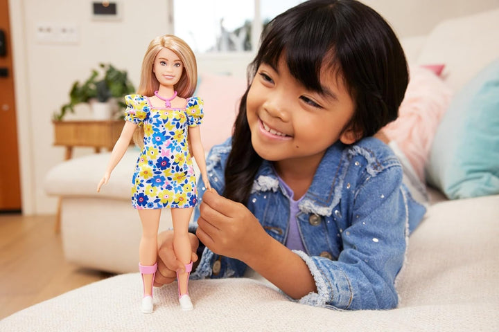 Barbie Fashionistas - păpușă dezvoltată cu Societatea Națională pentru Sindromul Down, păr blond și ținută trendy cu rochie florală și adidași albi, pentru copii de la 3 ani, HJT05